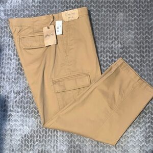 Casuals by Roundtree & Yorke.  40 Waist.  30 Length.‎  NWT. Tan.  Cargo Style.